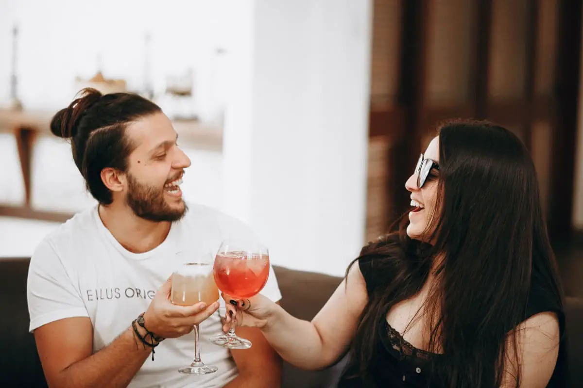 How To Know If A Guy Likes You? 4 Way's To Tell If A Guy Likes You